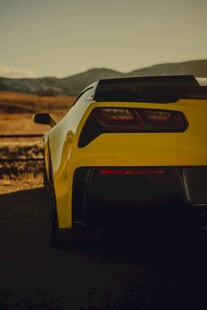 黄色跑车于开阔户外场景