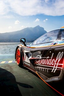 炫酷赛车于赛道蓄势待发