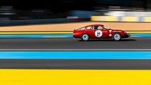 赛道上飞驰的红色赛车