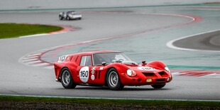 红色赛车赛道飞驰