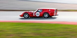 赛道上飞驰的红色赛车