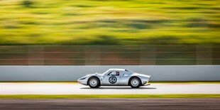 高速飞驰的银色赛车