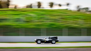 赛道上飞驰的复古赛车