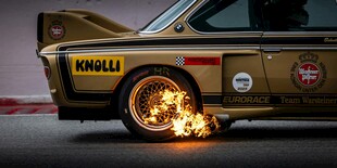 漂移赛车后轮起火瞬间