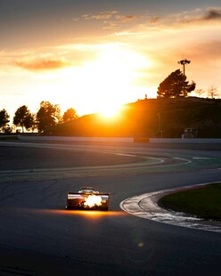 夕阳下赛道上飞驰的赛车
