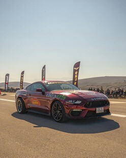 红色跑车驰骋于开阔场地