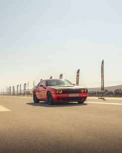 红色跑车驰骋于空旷场地