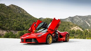 红色超跑双门大开