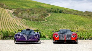 田野间的两辆炫酷跑车