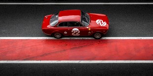 红色赛车于赛道上飞驰