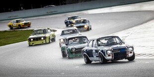 赛道上飞驰的多辆赛车