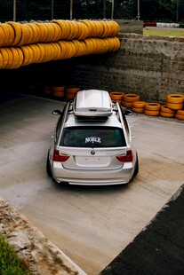 地下停车场景中的白色轿车