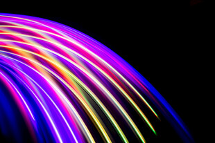 炫彩光线构成的弧形图案