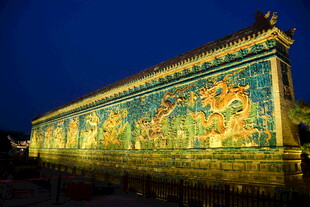 夜晚中的精美九龙壁