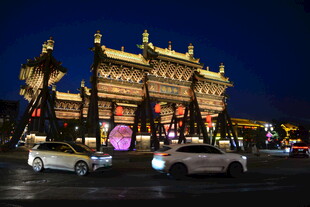 夜晚繁华牌坊下的车流