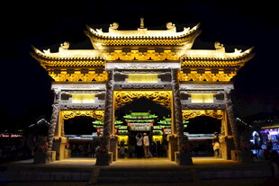 古色古香的夜间中式牌坊