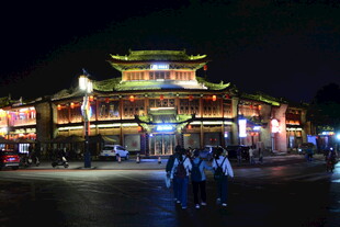 古城夜景下的热闹街市