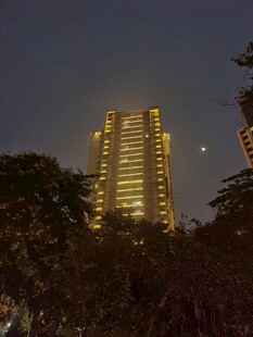 夜幕下灯火璀璨的高楼