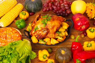 丰盛烤鸡与多彩蔬果盛宴