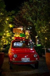 圣诞装饰的红色复古小车