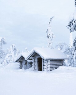 雪覆木屋的冬日静谧景象