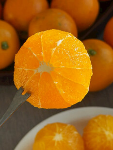 剥开的新鲜橙子诱人展示