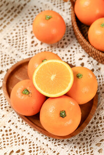 木盘里的新鲜橙子