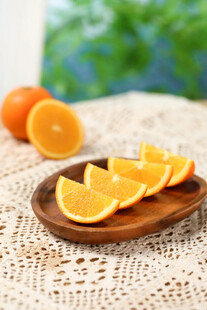 木盘上的新鲜橙子切片