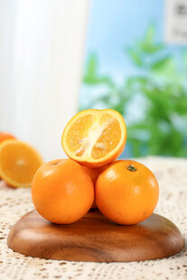 木盘上的新鲜多汁小橘子