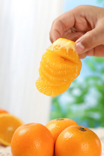 手剥新鲜橙子果肉