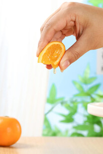手剥鲜橙瞬间