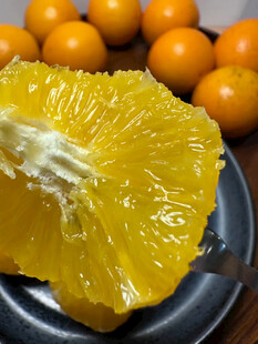 切开的多汁黄橙