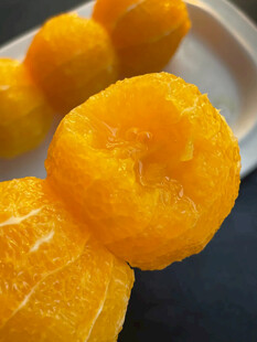 新鲜剥开的美味橙子