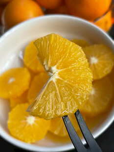 叉子上的鲜切橙子果肉