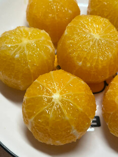 新鲜剥壳橘子摆于盘中