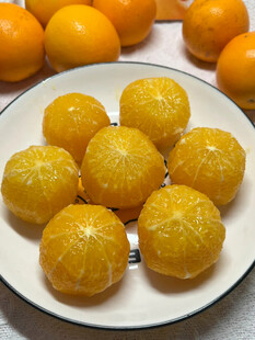 盘中剥好的新鲜黄澄澄橘子