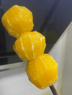 三颗黄澄澄的冰糖葫芦