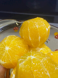 新鲜剥好的多汁橙子