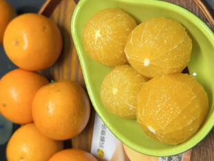 黄绿柑橘摆放在盘中