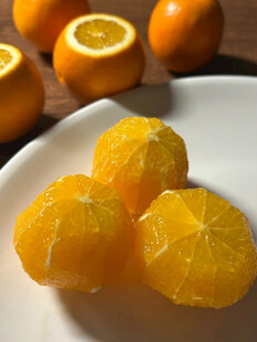 新鲜剥开的美味橘子