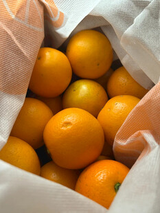 一袋饱满的新鲜橙子