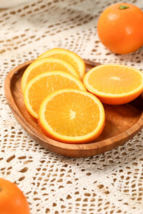 木盘上的鲜切橙子