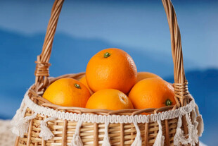 篮子里的新鲜橙色果实