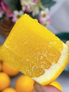 手捧多汁新鲜橙子果肉