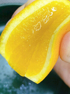 手握着的新鲜切开橙子