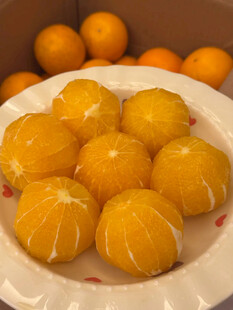 剥好的橘子摆放在盘中