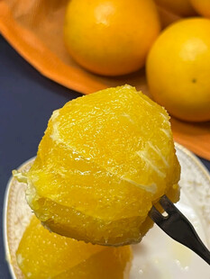 叉子上的新鲜剥壳橙子