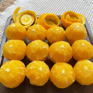 托盘上的新鲜剥壳小橘子