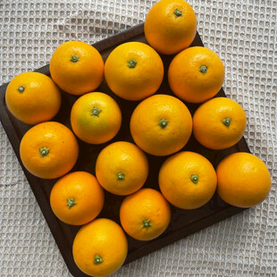 木盘上摆放的新鲜橙子