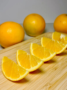 切片橙子摆放在木砧板上